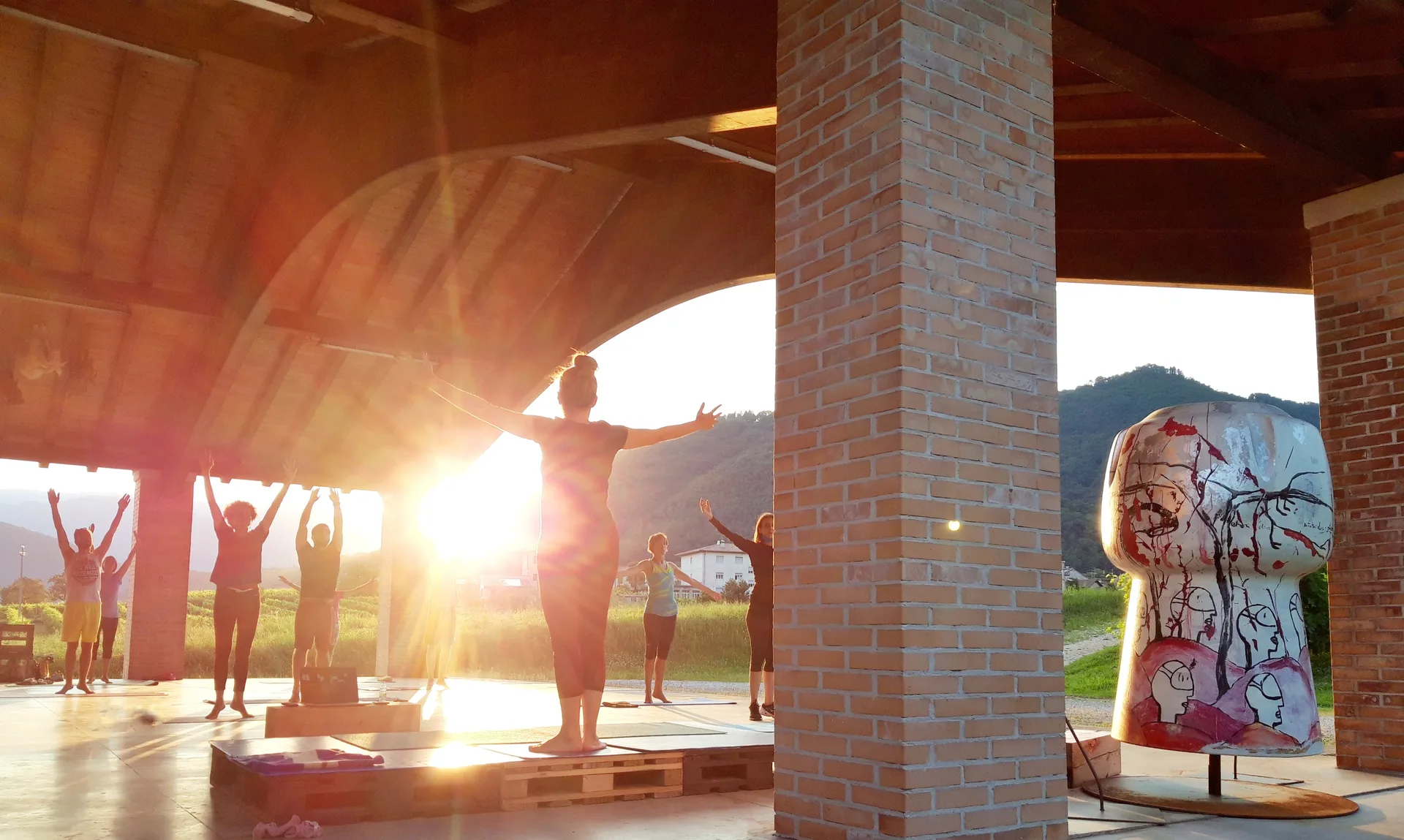 Sessione di yoga al tramonto tra le sculture del borgo