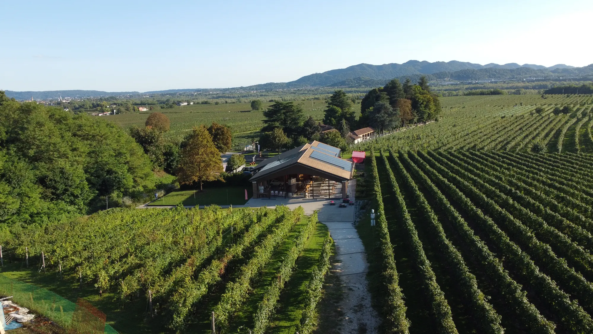 Veduta aerea del Relais Borgo Taurino tra i vigneti delle Colline UNESCO di Valdobbiadene