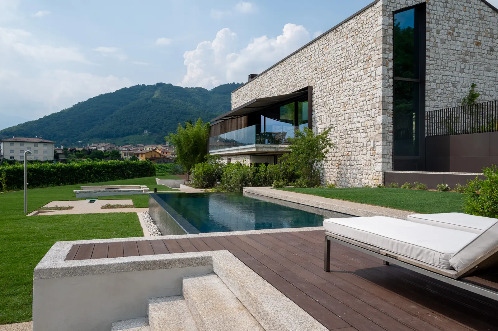 Piscina del Relais Borgo Taurino con vista sulle colline UNESCO di Valdobbiadene