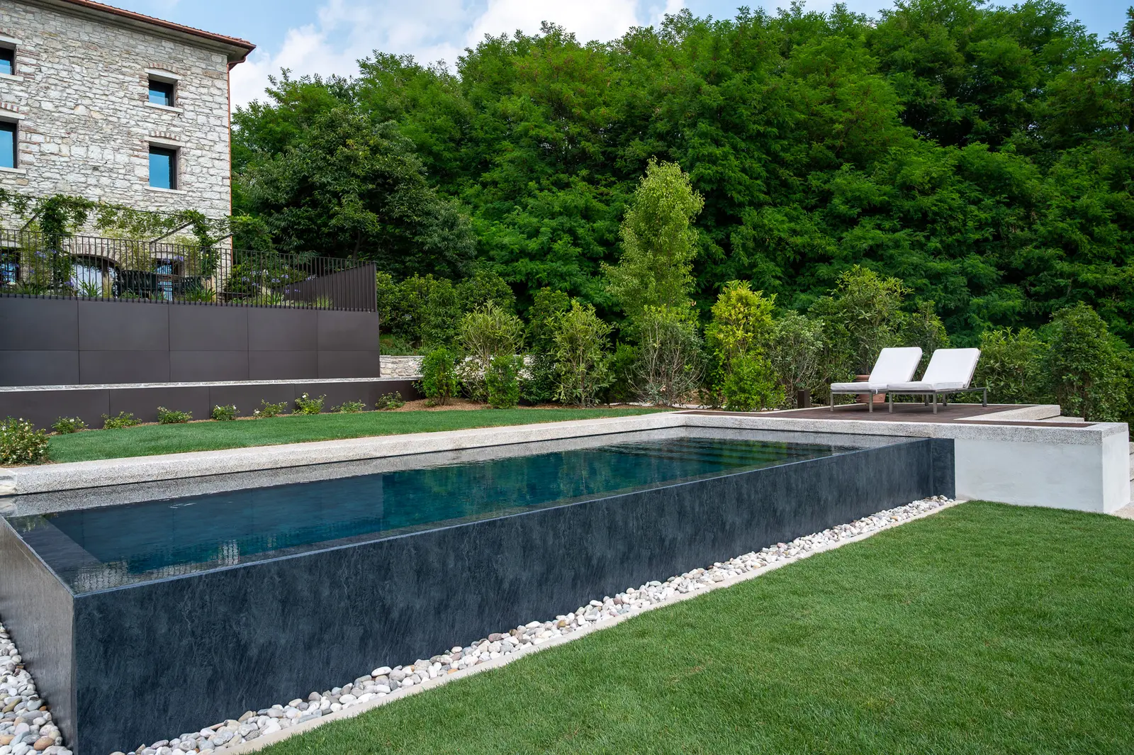Piscina a sfioro in pietra accanto al borgo storico
