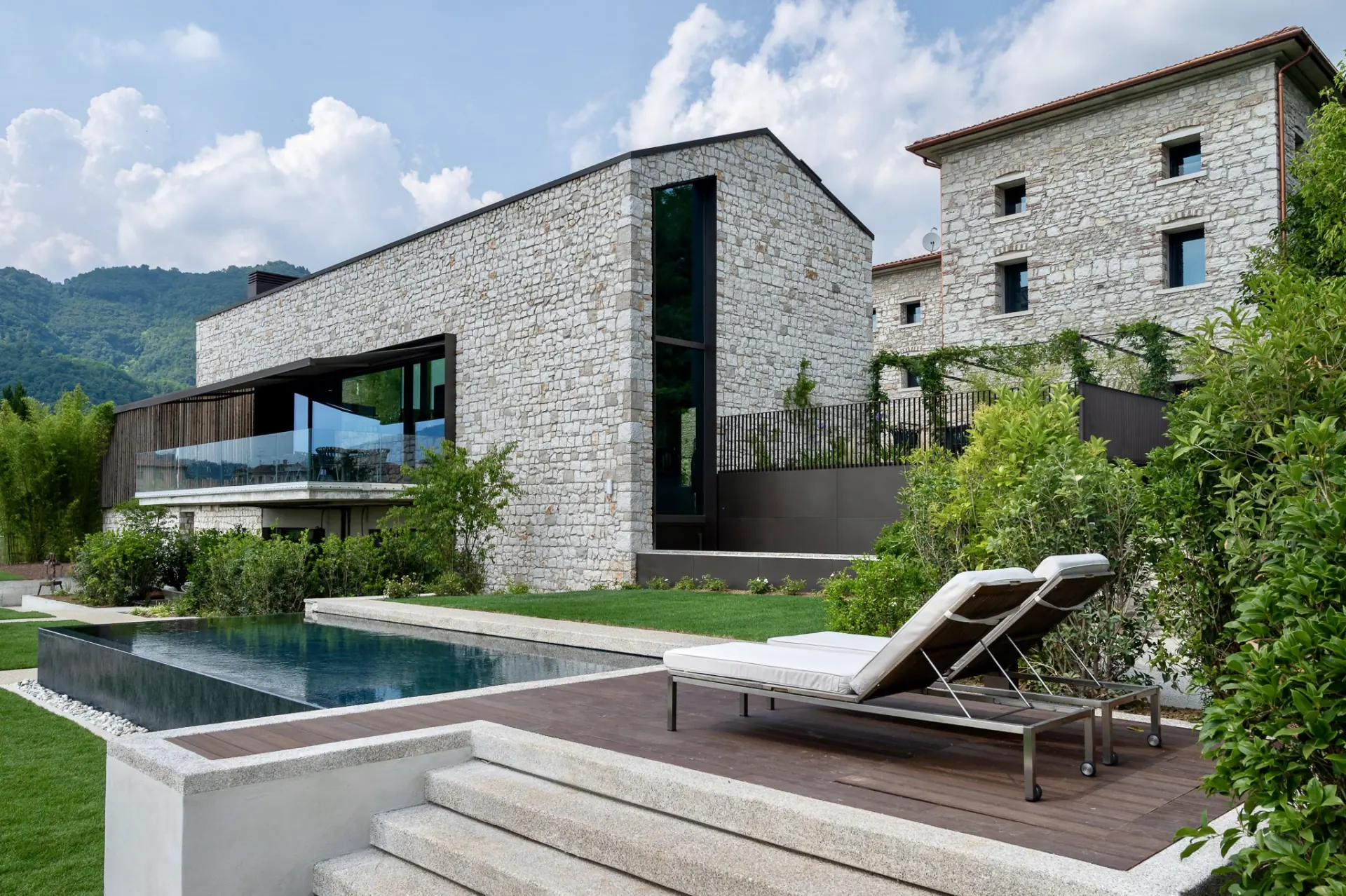Piscina e terrazza solarium del Relais Borgo Taurino con vista sulle Colline UNESCO di Valdobbiadene
