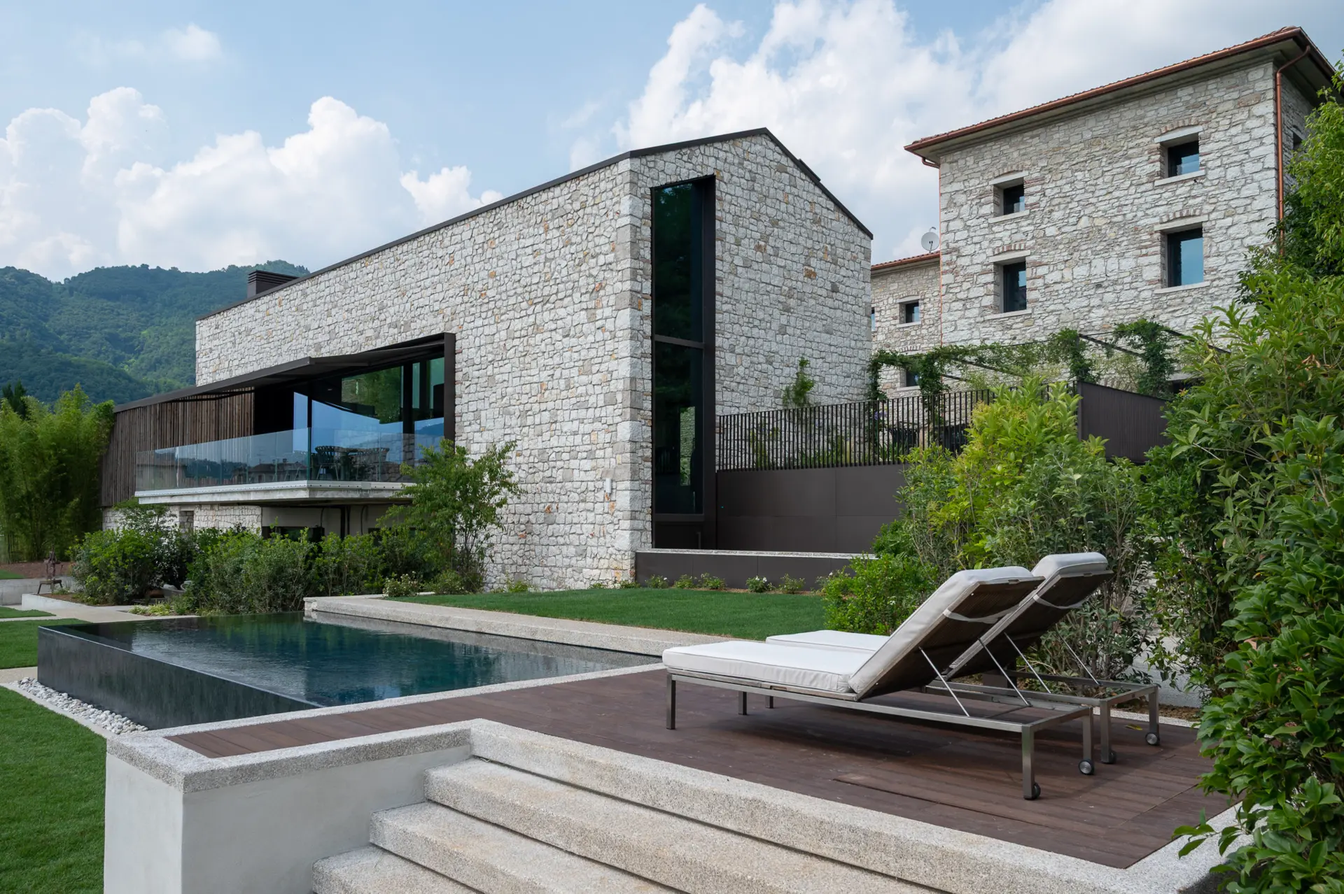 Piscina e terrazza solarium del Borgo Taurino con vista sulle Colline UNESCO di Valdobbiadene