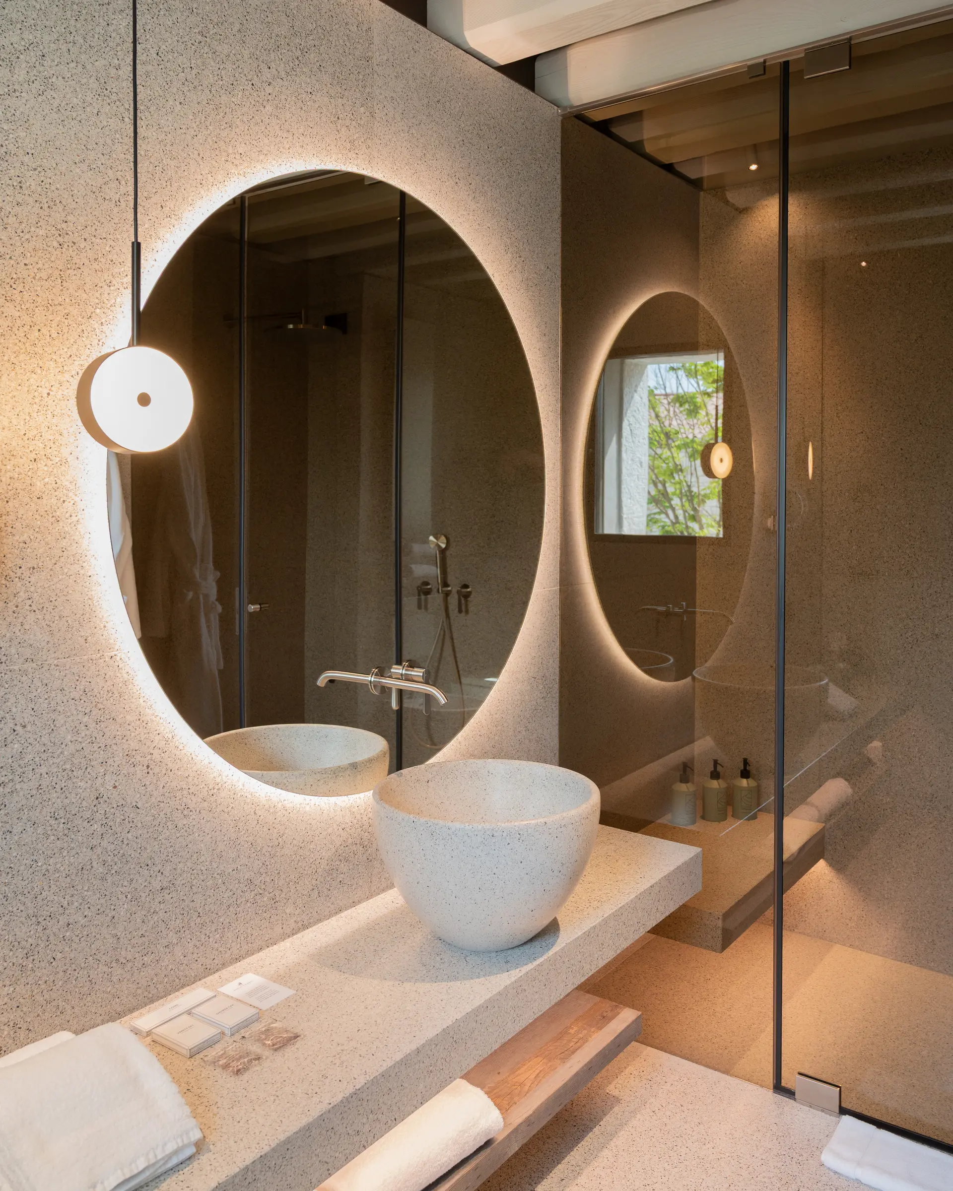 Camera Family — bagno indipendente in seminato veneziano, Borgo Taurino