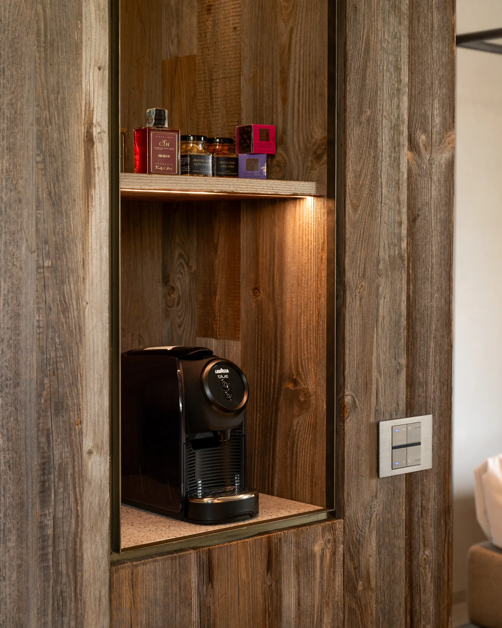 Junior Suite — nicchia in legno antico con macchina del caffè, tè e snack artigianali, Borgo Taurino