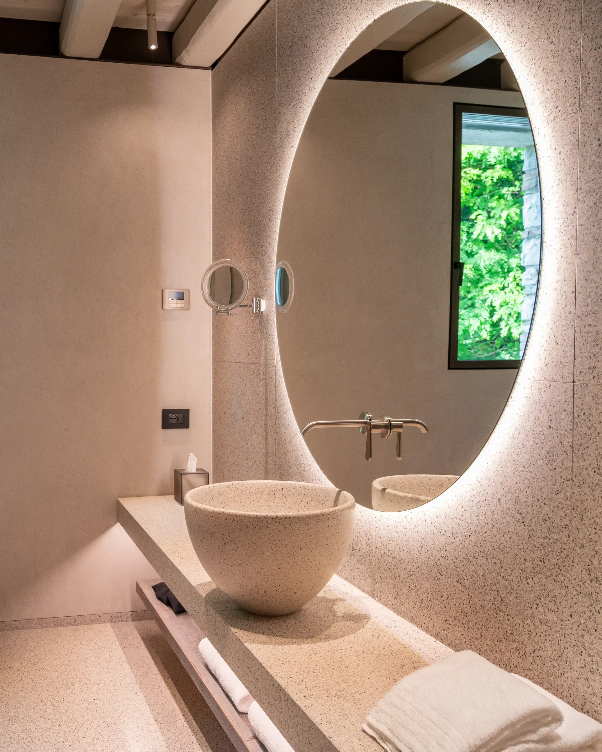 Suite Autobiography — bathroom with walk-in shower, amber crystal divider and basin in seminato at Borgo Taurino