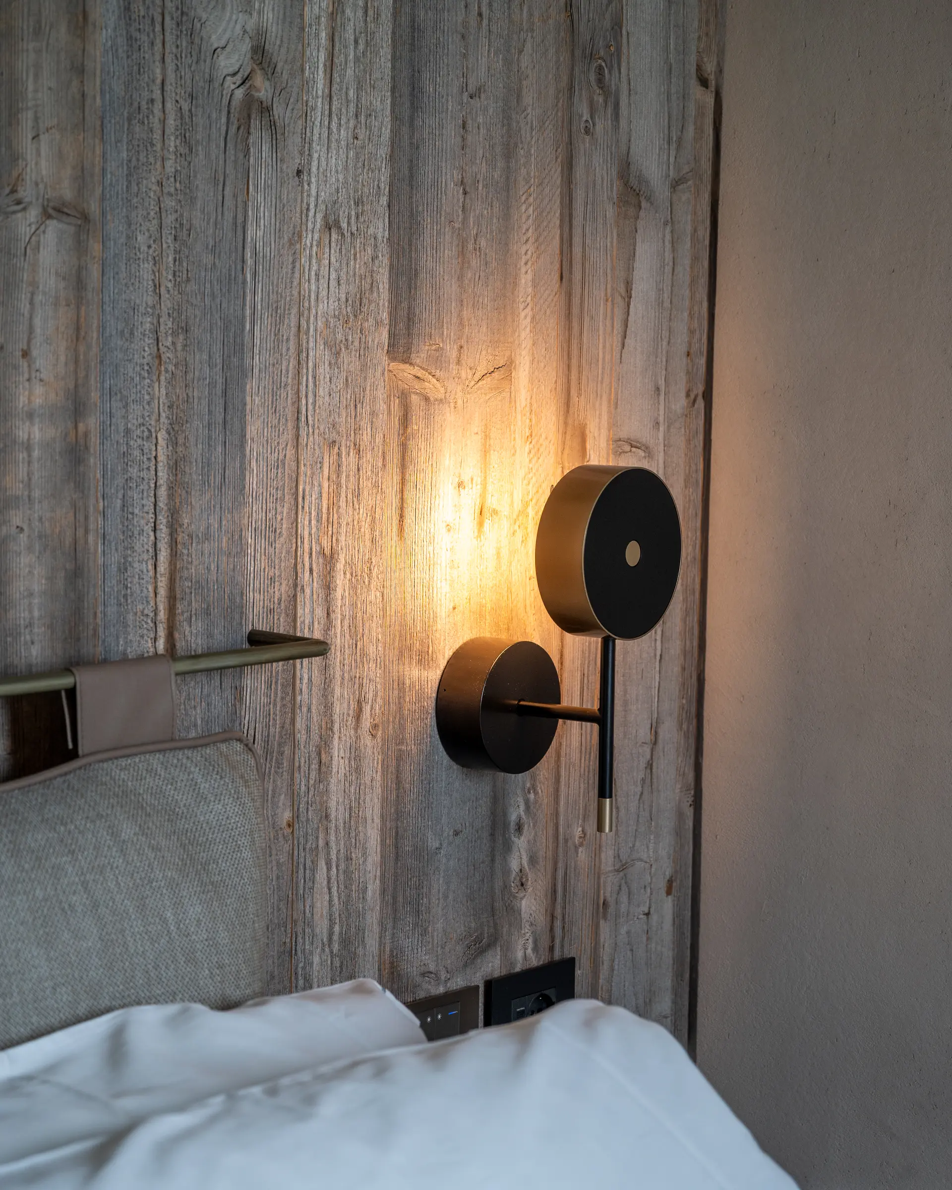 Suite — applique in ottone e ferro su parete in legno antico, Borgo Taurino